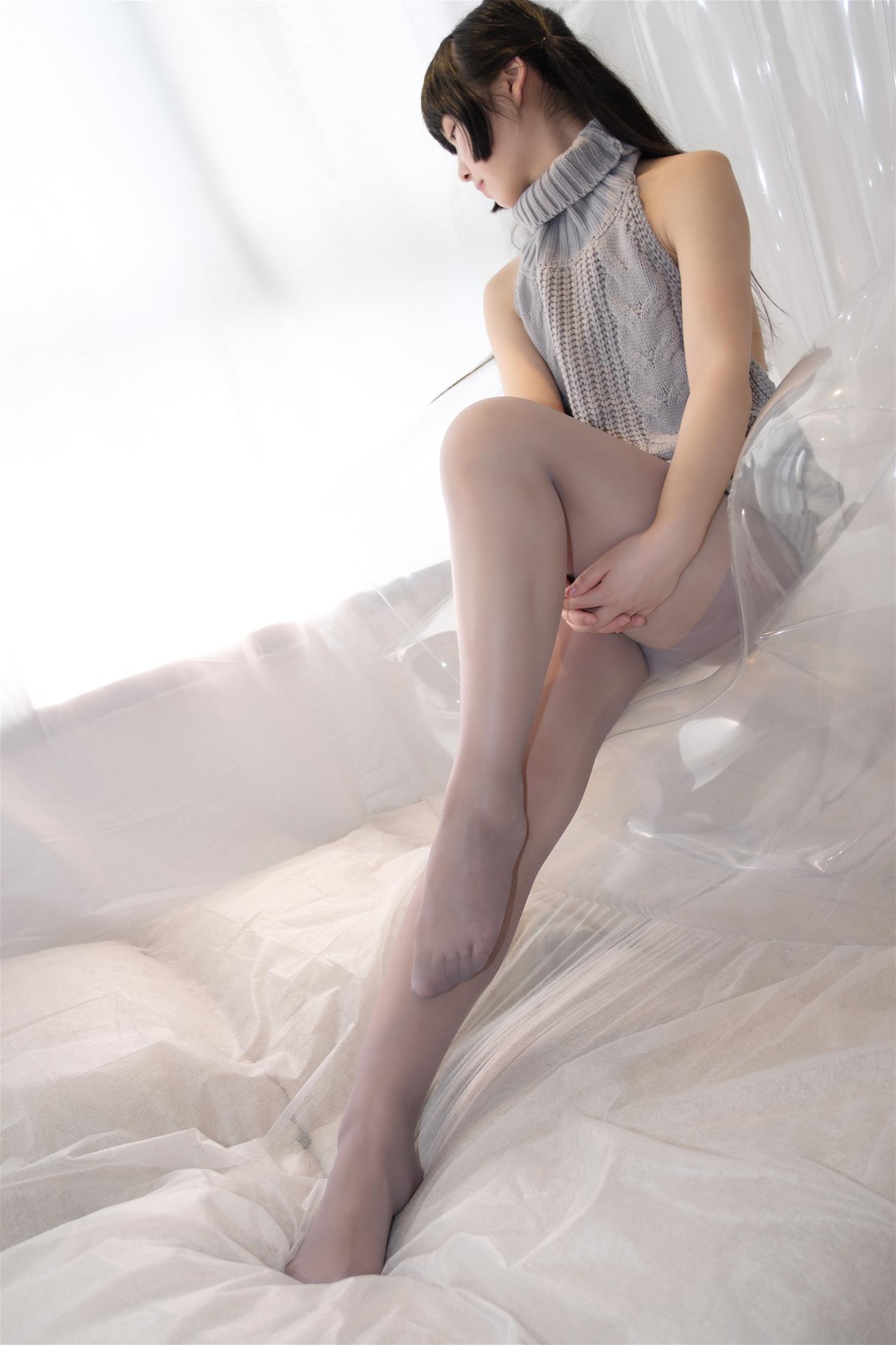 爱花写真 ALPHA-009 露背毛衣少女的丝秀 [98P-0.99GB]