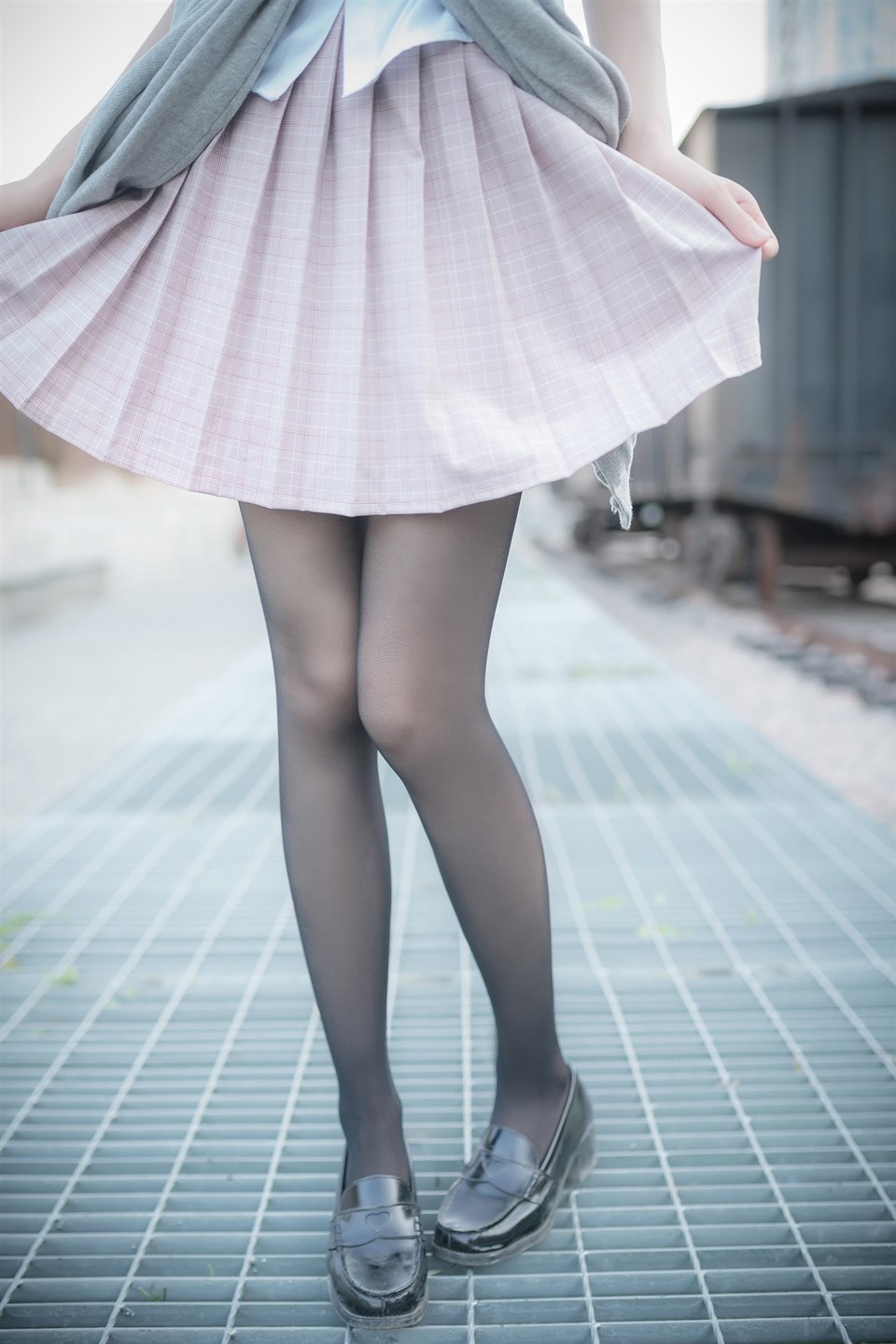 少女写真@铁轨旁的小细腿 [50P]