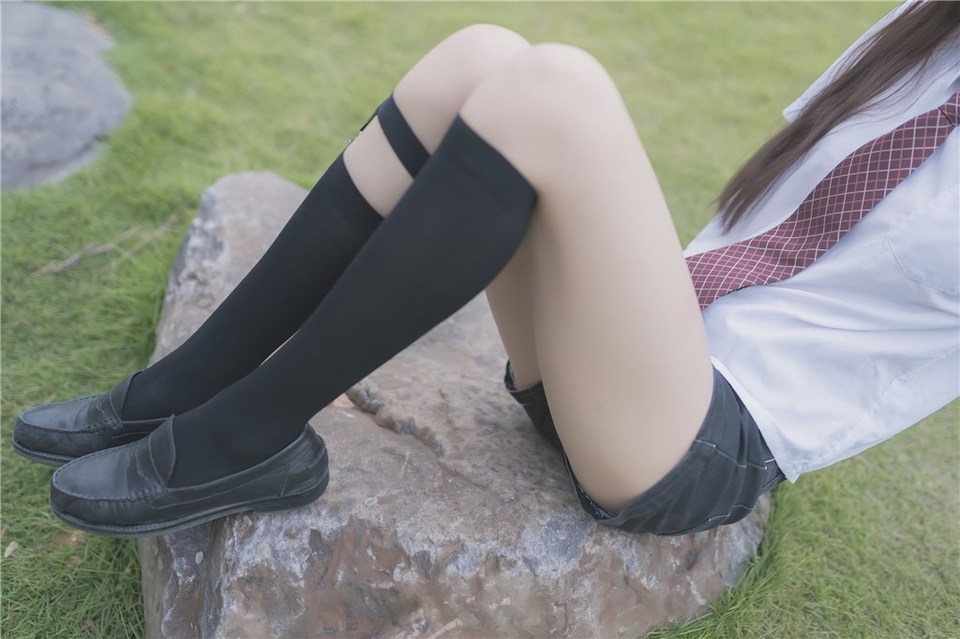 少女写真@草坪上的小细腿 [40P]