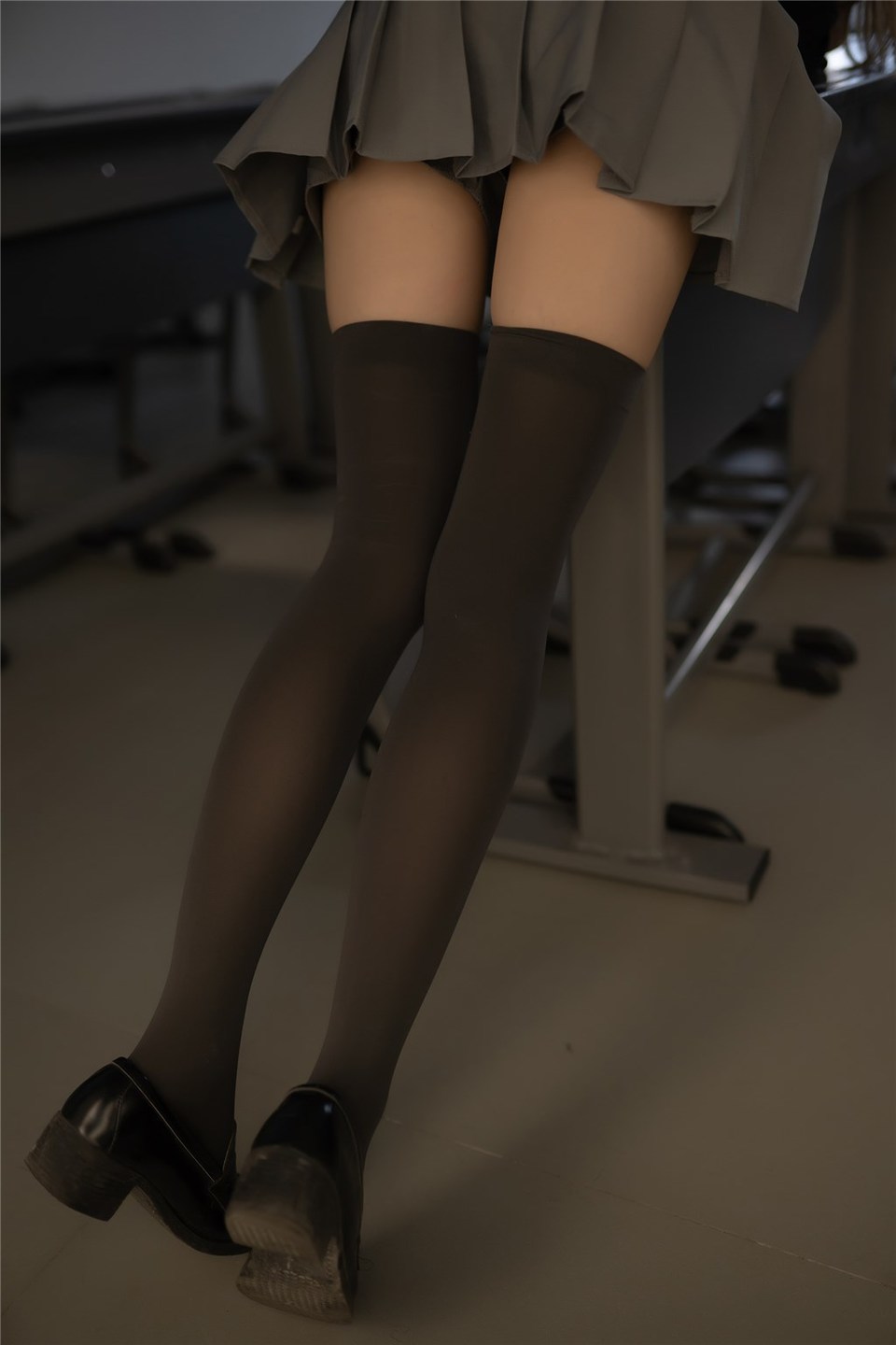 少女写真@下课后趴桌子 [43P]