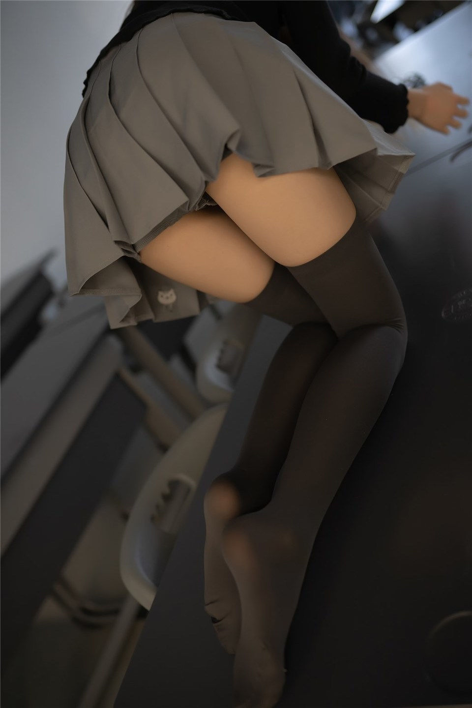 少女写真@下课后趴桌子 [43P]