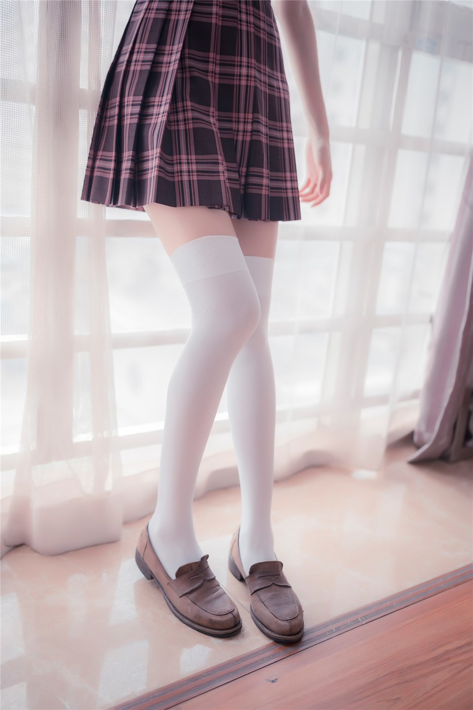 少女写真@窗边的小细腿 [43P]