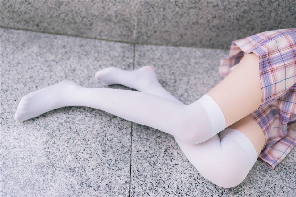 少女写真@紫红色格裙 [40P]