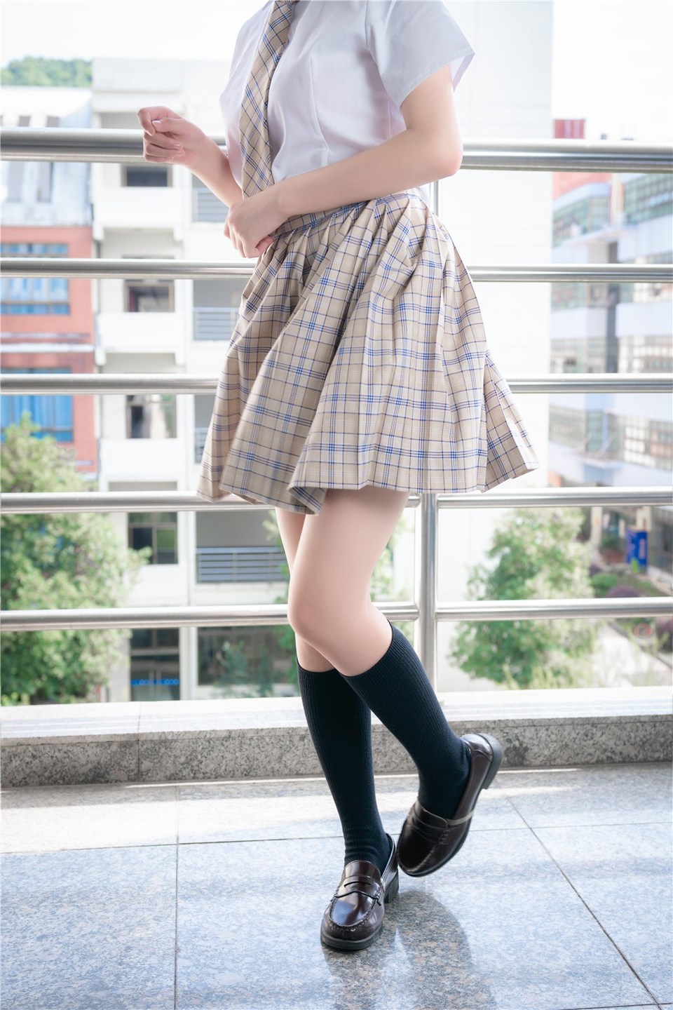 少女写真@教室走廊外的JK [40P]