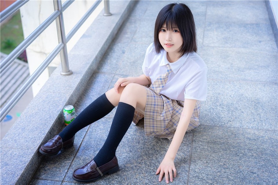 少女写真@教室走廊外的JK [40P]