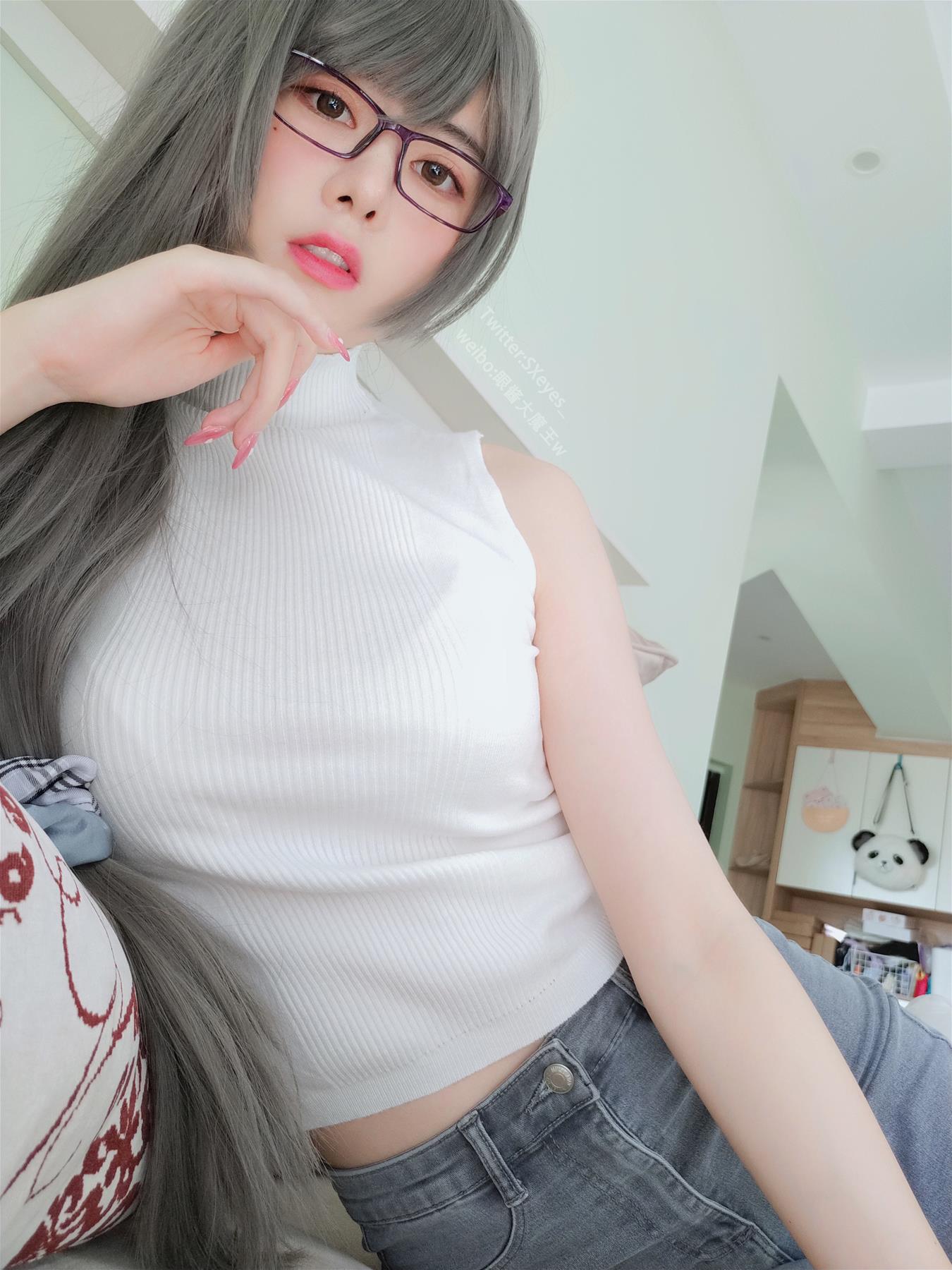 眼酱大魔王w Vol.25 白色无袖 [32P-208MB]