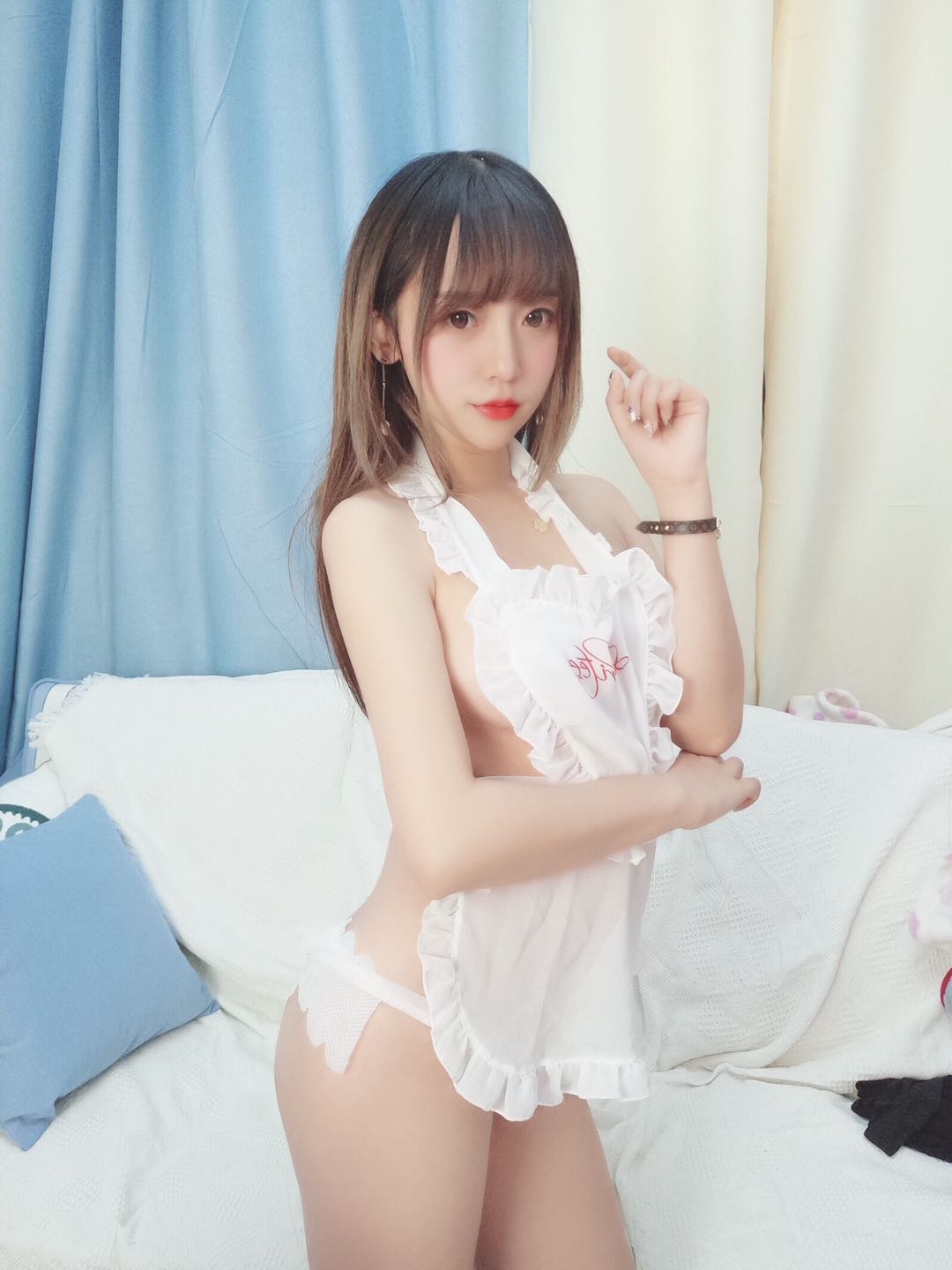 过期米线线喵 肚兜女仆 [20P-1MB]