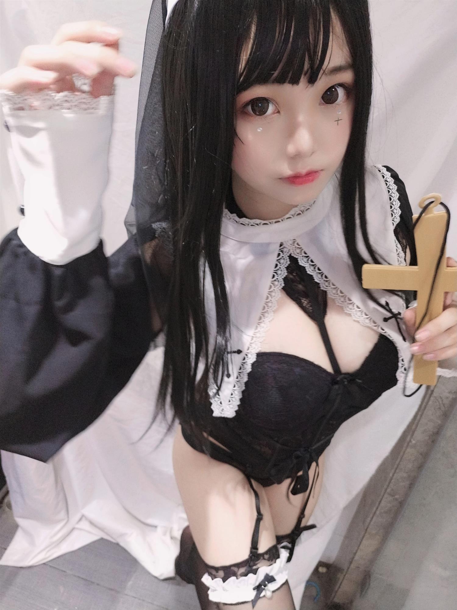 蜜汁猫裘 修女 [25P-52MB]