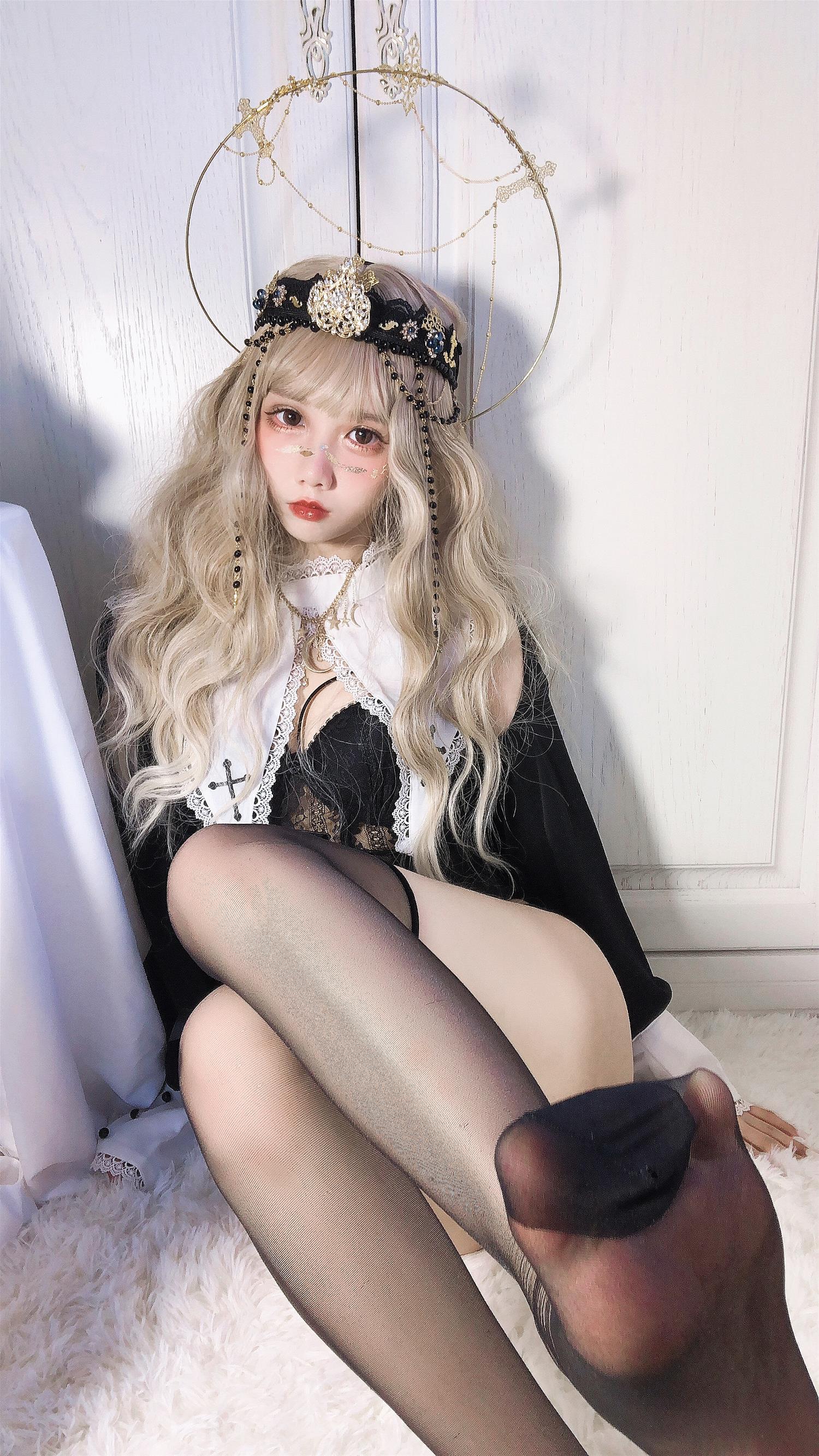 果咩酱w 叛逆修女 [30P-207MB]