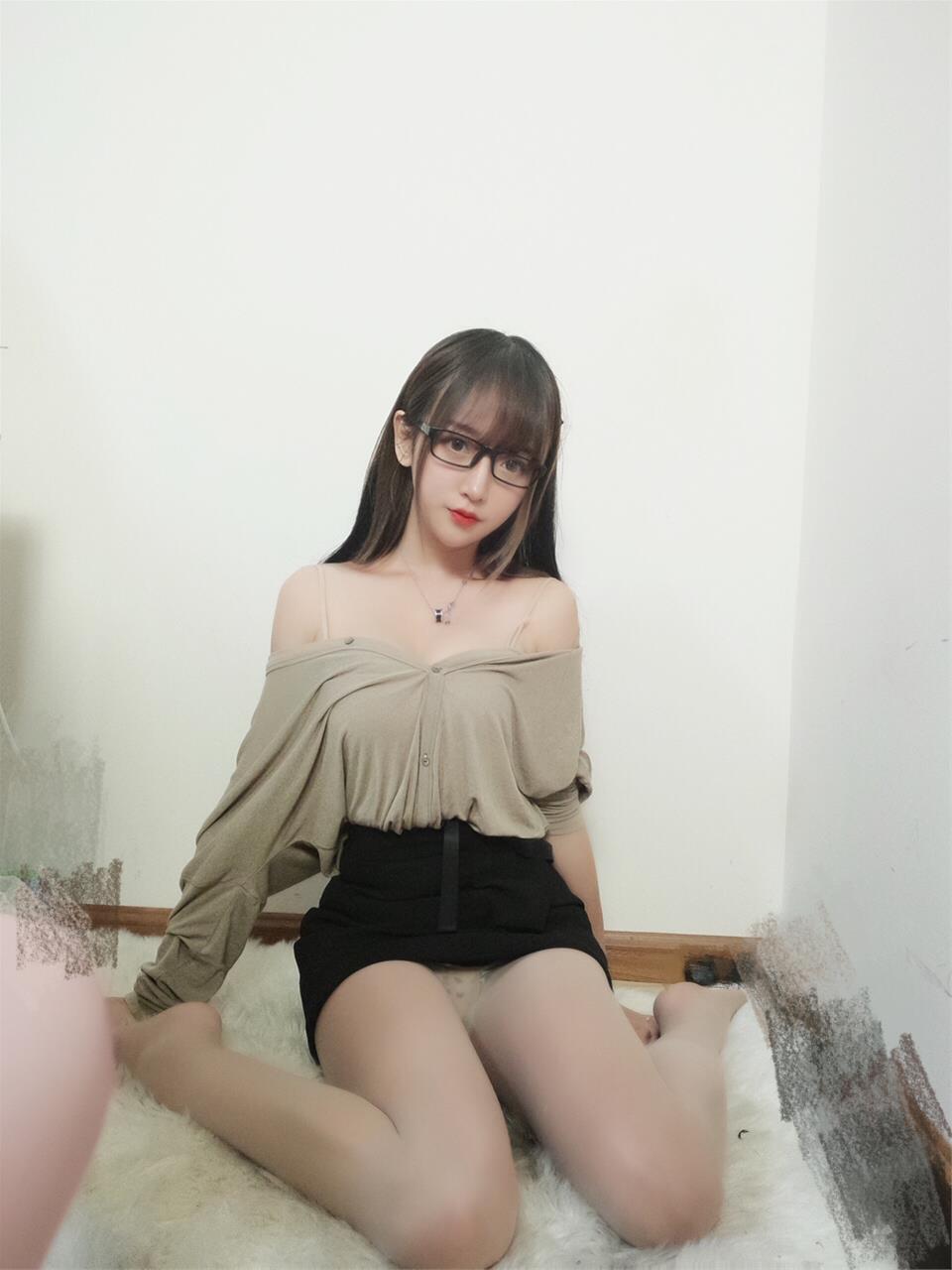 过期米线线喵 肉色丝袜 [7P-21MB]