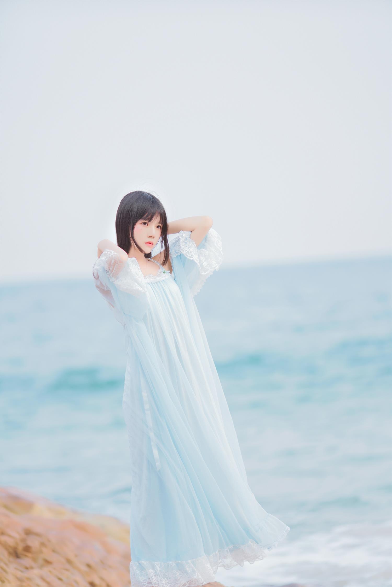 桜桃喵 冬眠 长裙 [14P-233MB]