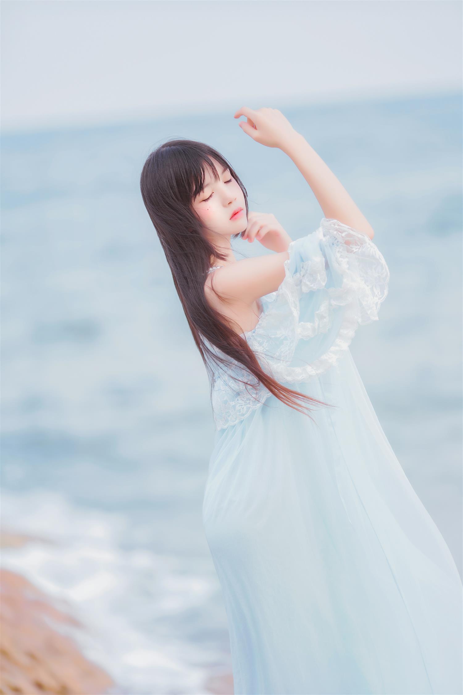 桜桃喵 冬眠 长裙 [14P-233MB]