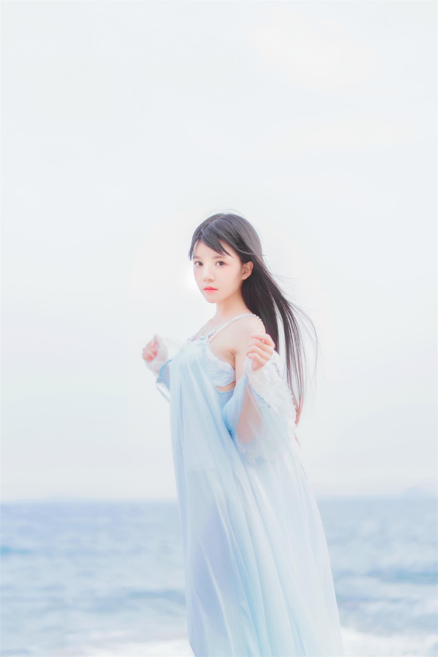 桜桃喵 冬眠 长裙 [14P-233MB]