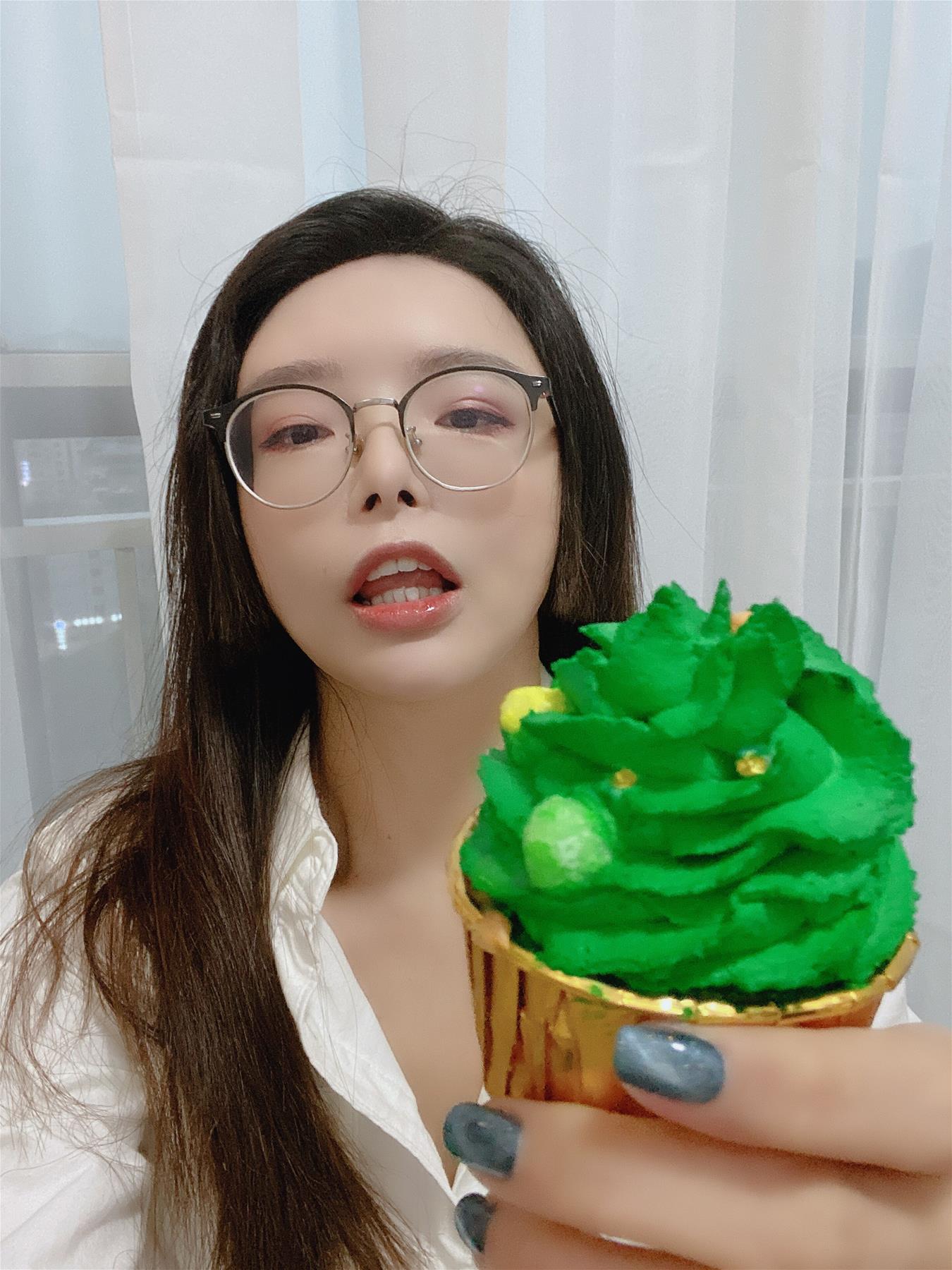 秋和柯基 圣诞自拍 [15P1V-669MB]