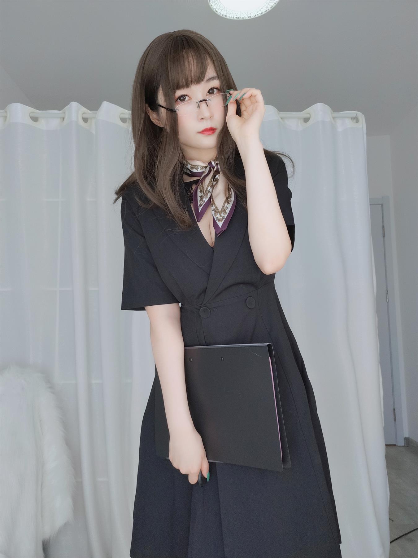 Coser小姐姐 白银81 OL下的内衣 [124P12V-1.2GB]