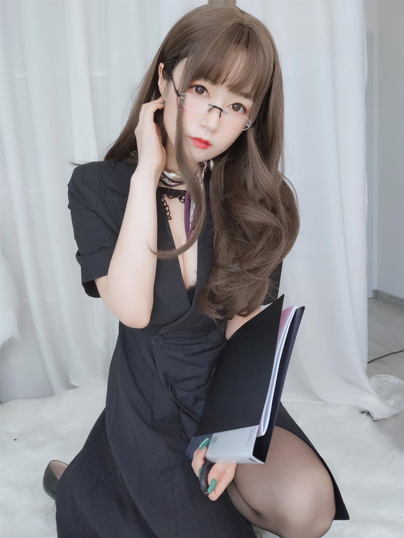 Coser小姐姐 白银81 OL下的内衣 [124P12V-1.2GB]