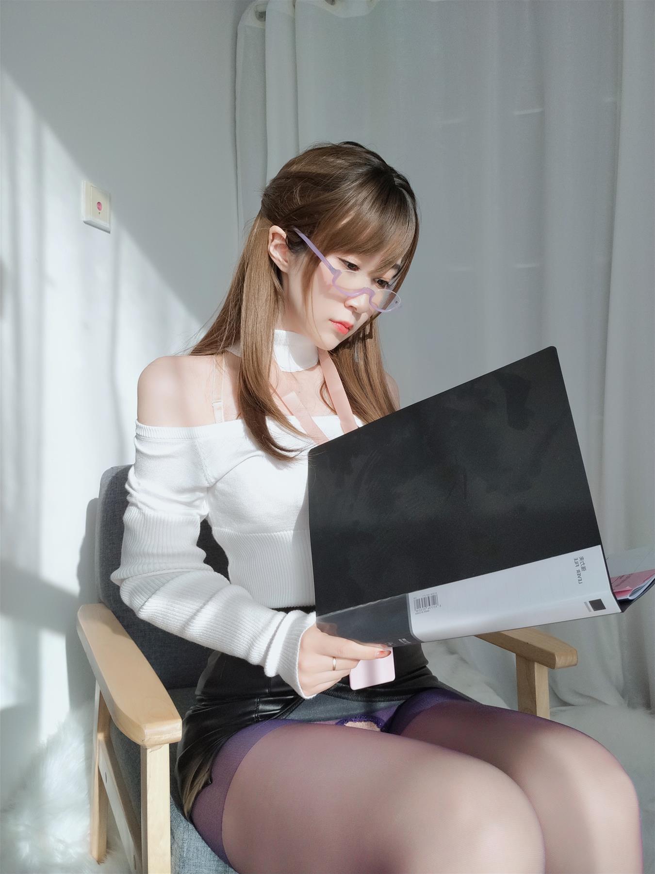 Coser小姐姐 白银81 可爱职场 [32P-84MB]