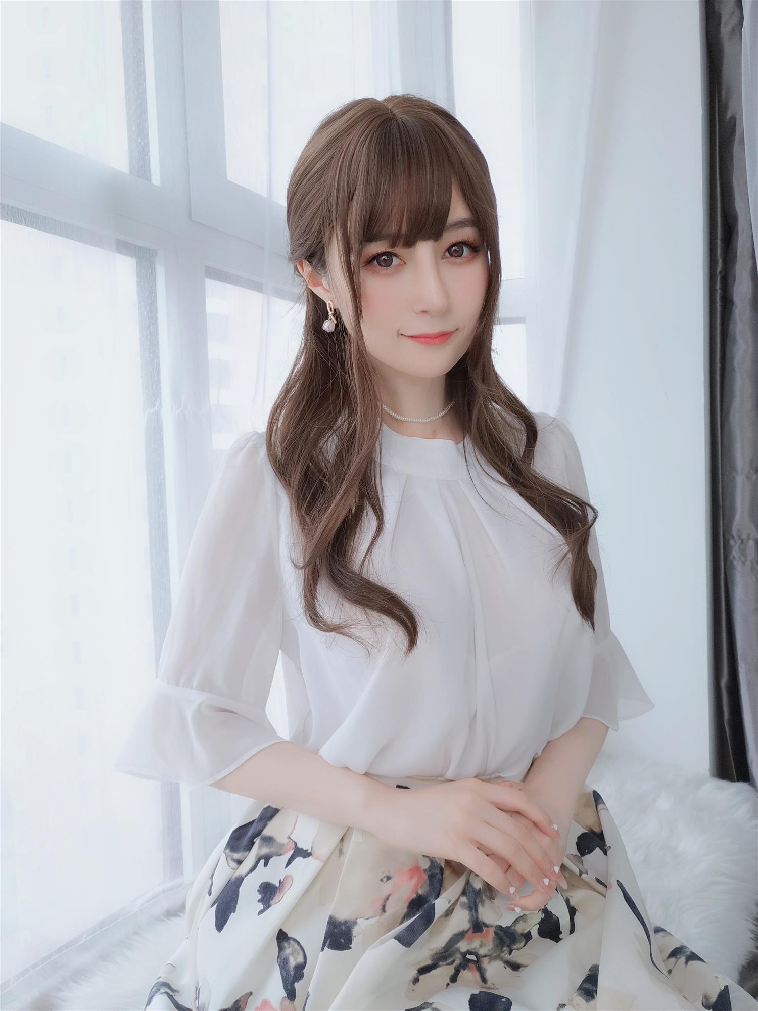 Coser小姐姐 白银81 肉丝人妻 [123P2V-381MB]