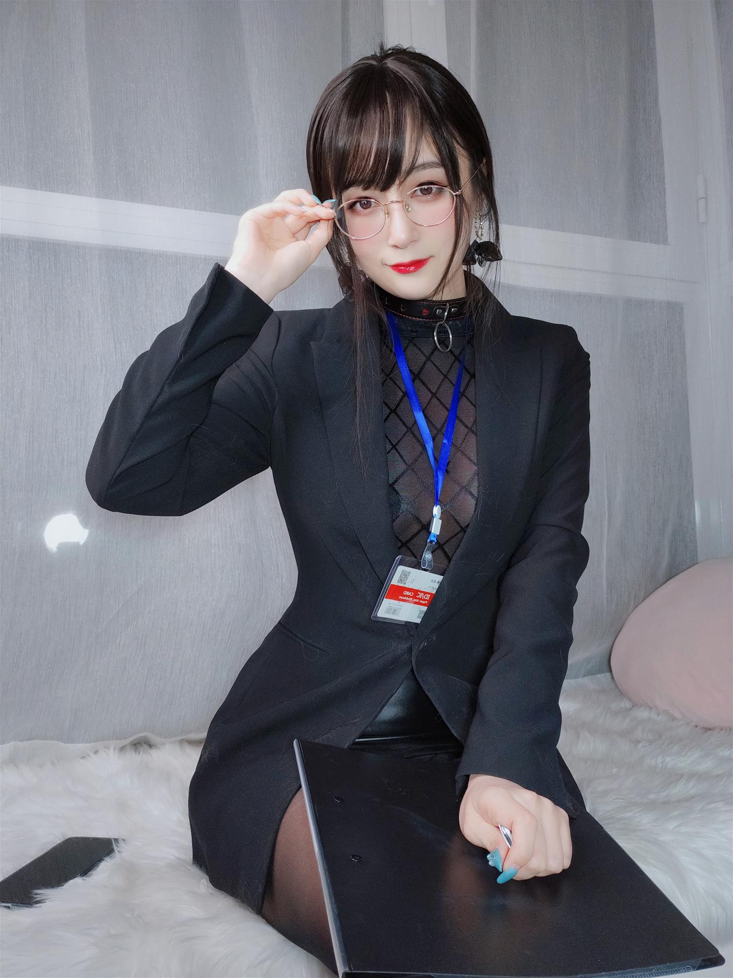 Coser小姐姐 白银81 黑丝情趣 [144P8V-1.22GB]