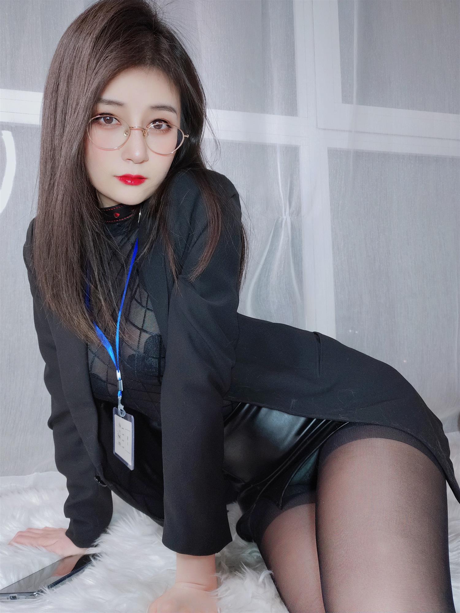 Coser小姐姐 白银81 黑丝情趣 [144P8V-1.22GB]